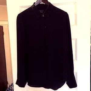 Class black long-sleeved blouse.